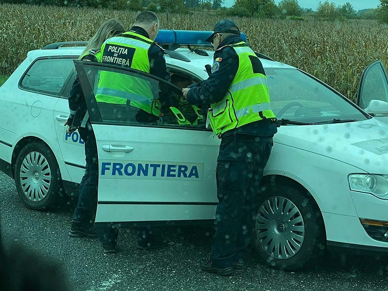 羅馬尼亞警察不僅以「羅馬尼亞不承認台灣」為由，將他帶上警車調查，最後甚至沒收台灣駕照，並揚言要移交中國大使館。   圖：翻攝自 FB 下一站去哪