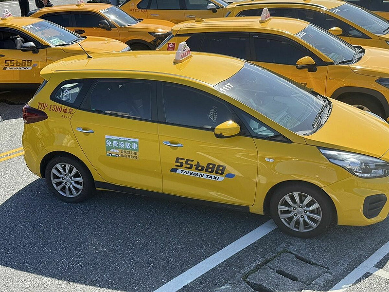 公路局表示，為協助光復地區的人於整理家園期間有安全、便利、即時的交通接駁服務，將於今(27)日下午啟動費計程車接駁專車計畫。   圖：交通部公路局／提供
