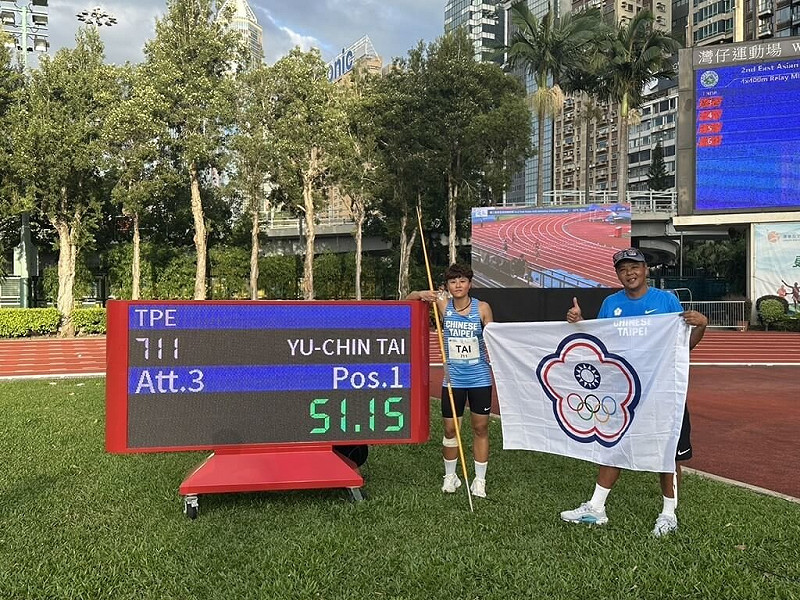 2025年東亞U20田徑錦標賽27日在香港舉行,台灣標槍女將戴佑芩(左)在決賽以51公尺15勇奪金牌,賽後開心與教練莊一鴻(右)合影。(田徑協會提供)中央社記者陳容琛傳真 114年9月27日