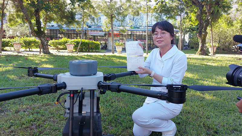 馬太鞍溪堰塞湖溢流重創花蓮縣光復鄉，花蓮慈濟醫院醫療團隊透過視訊遠距看診，並以無人機送藥，成功完成首例台灣災害現場實際應用「視訊醫療結合無人機送藥」創舉。（慈濟醫院提供）中央社記者盧太城花蓮傳真  114年9月27日   