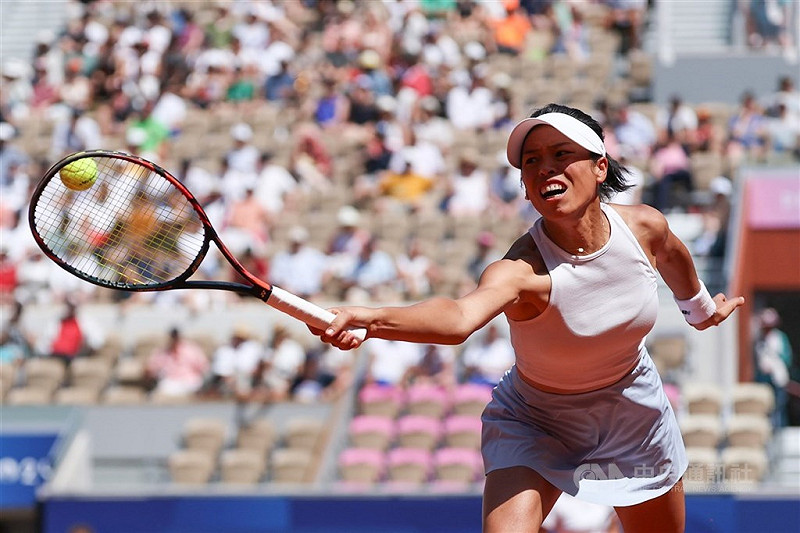 台灣網球名將謝淑薇（圖），27日攜手拉脫維亞搭檔奧斯塔朋科（Jelena Ostapenko）在中國網球公開的女雙首輪，以5比7、6比4、11比9逆轉擊敗詹皓晴搭配中國好手蔣欣玗的組合，驚險闖過頭關。（中央社檔案照片）   