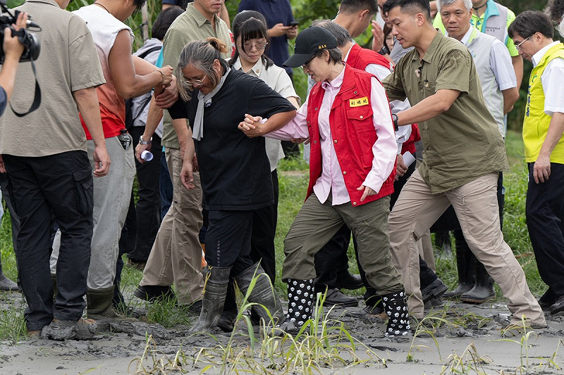 副總統蕭美琴在光復鄉與災民牽手同行，親自傾聽居民心聲，承諾全力協助災後復原。   圖:翻攝自蕭美琴臉書
