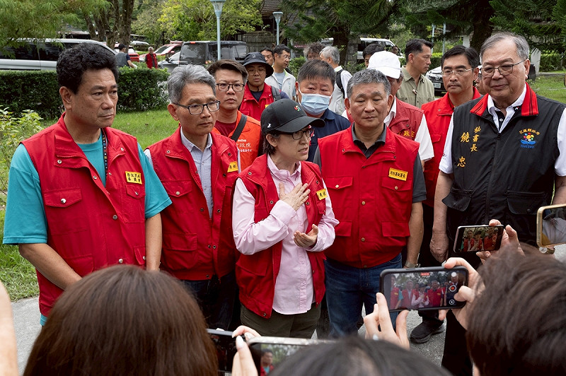 蕭美琴與中央、地方官員及民代討論後，說明後續復原重點。   圖:翻攝自蕭美琴臉書
