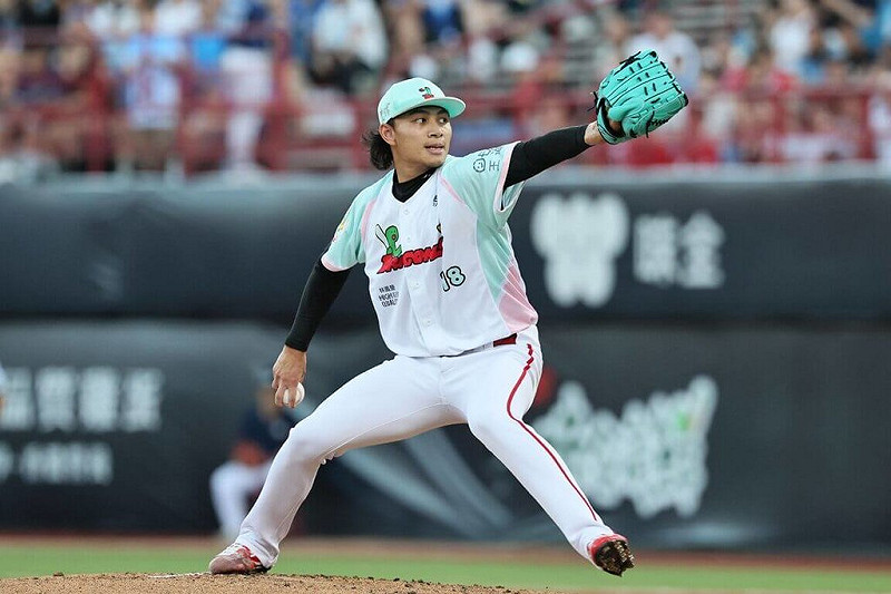 中華職棒味全龍隊「龍之子」徐若熙（圖）27日登板先發對上富邦悍將隊，演出6局無失分表現，送出6次三振，全場最快球速154公里，龍隊終場以9比0擊退悍將。（味全龍隊提供）中央社記者楊啟芳傳真 114年9月27日   