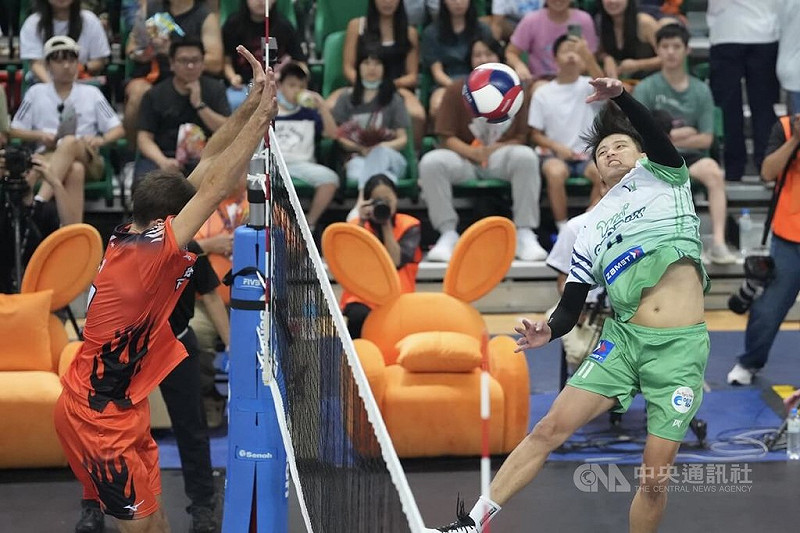 台灣職業排球聯盟（TPVL）元年啟動，27日晚間在天母體育館進行歷史性首戰，由台北伊斯特迎戰台中連莊，台灣職排史第一分由台中連莊「黃金左手」吳宗軒（右）扣殺得分。中央社記者徐肇昌攝 114年9月27日   