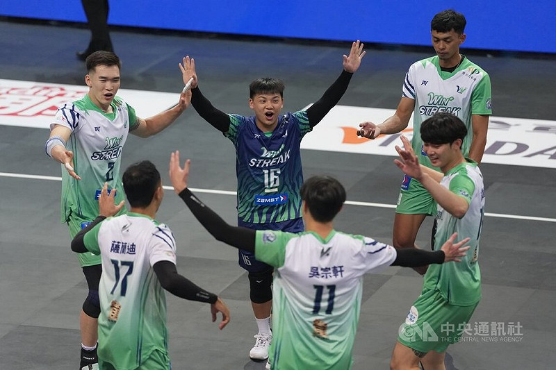 台灣職業排球聯盟(TPVL)元年歷史性首戰27日晚間在天母體育館登場,台中連莊隊(圖)氣勢如虹,以直落3贏得比賽、搶下首勝。圖為球員們比賽得分時互相慶祝打氣。中央社記者徐肇昌攝 114年9月27日