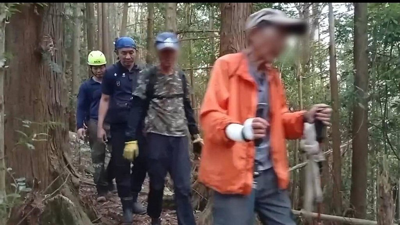 台中市2登山客攀登八仙山，攻頂後失聯，熱心山友協助定位，中市消防局救援下山。（民眾提供）中央社記者趙麗妍傳真 114年9月28日   