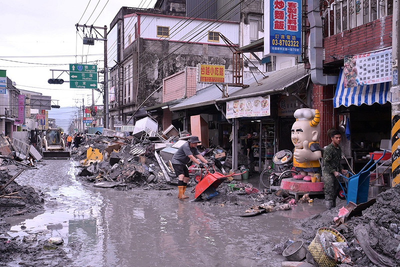 花蓮縣光復鄉遭洪水肆虐，民宅、街道滿是淤泥，全台各地志工自發性湧入協助救災，因此為了確保救援道路暢通，光復鄉啟動5大交通管制措施。   圖：取自徐榛蔚臉書