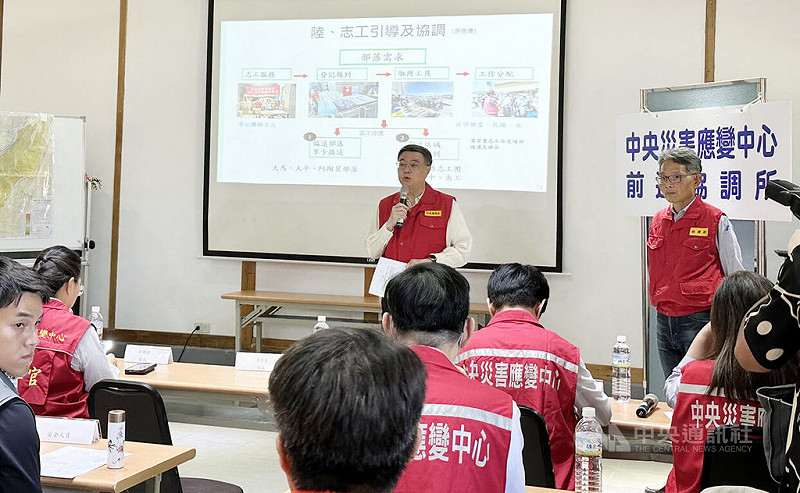花蓮馬太鞍溪堰塞湖洪患災情慘重，行政院長卓榮泰28日視察光復鄉災區，宣布每名罹難者慰問金從新台幣80萬元增加到100萬元，以表示最起碼的敬意；傷者25萬元。中央社記者李先鳳攝　114年9月28日   