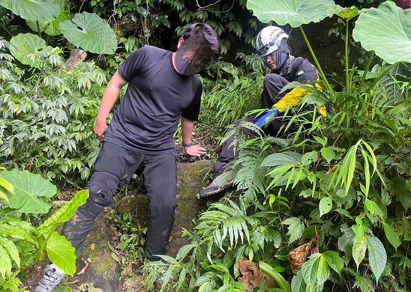 台灣師範大學登山社一行8人27日準備前往阿里山鄉豐山風景區露營，不料中途遇遭虎頭蜂並螫傷2名男大生，情況較嚴重，警消據報，順利護送傷者送醫治療。（警方提供）中央社記者黃國芳傳真  114年9月28日   