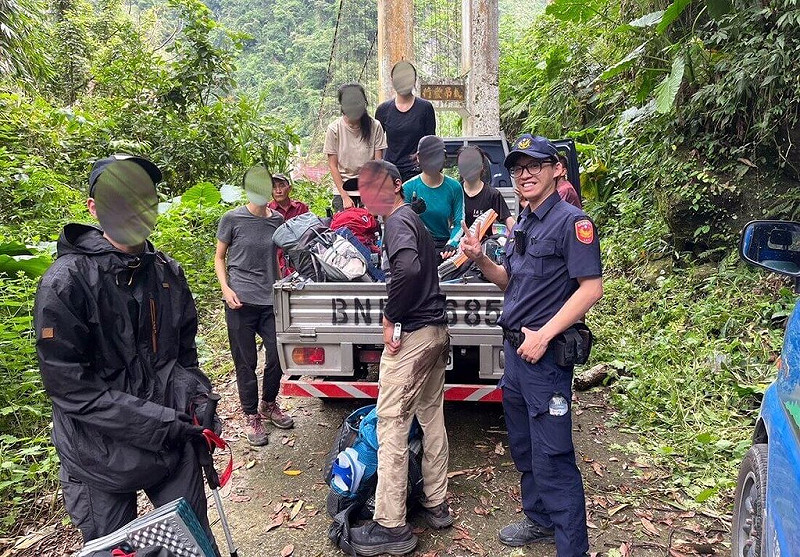 台灣師範大學登山社一行8人27日準備前往阿里山鄉豐山風景區露營,不料中途遇遭虎頭蜂並螫傷2名男大生,警消順利護送傷者送醫治療。其他6人也一起下山。(警方提供)中央社記者黃國芳傳真 114年9月28日