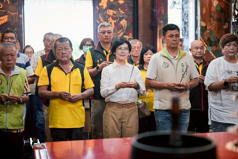 座談會開始前，林岱樺(前排中)先在元帝廟參香。   圖：林岱樺辦公室/提供