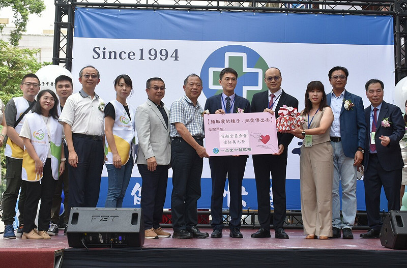 「一品堂中醫」總院長蔡全德(右一)兌現「把醫療化作善行」的承諾，高雄六合分院開幕捐贈南投良顯堂基金會100萬元。   圖：孫家銘攝