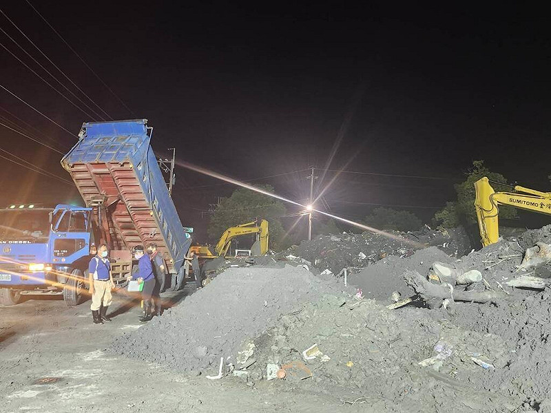 馬太鞍溪堰塞湖溢流，花蓮光復市區遭洪水泥流襲擊，縣府、國軍及大批志工持續投入救援，清出大量泥沙及垃圾，為配合日間人流，大型器械清運集中夜間作業。（花蓮縣政府提供）中央社記者李先鳳傳真　114年9月28日   