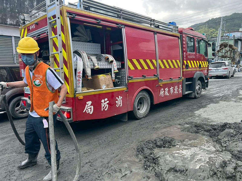 台北市政府消防局派出15人，協助武昌街住戶清理家園，並完成7件清淤任務。   圖：台北市政府消防局 FB