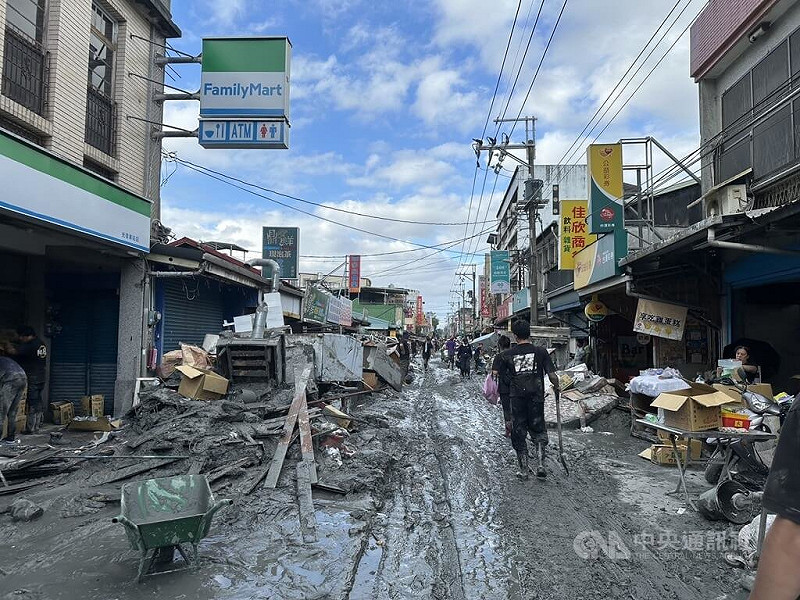 花蓮馬太鞍溪堰塞湖溢流，各地民眾自發組成「鏟子超人」湧入光復支援，持續為災後清理與重建帶來生力軍，有人負責清除街道泥沙、組隊走入民宅協助搬運泡水家具，或幫忙運送物資補給。中央社記者李先鳳攝　114年9月28日   