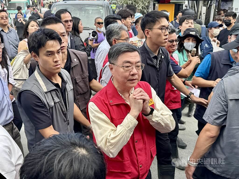 花蓮馬太鞍溪堰塞湖溢流災情慘重，行政院長卓榮泰（前右）28日前往災區視察，下午到光復車站關心志工，他說，非常感謝這麼多志工，讓國際看到台灣人與人之間的連結非常重要，一定要做好照顧、媒合，讓志工知道有什麼任務可以執行。中央社記者李先鳳攝　114年9月28日   