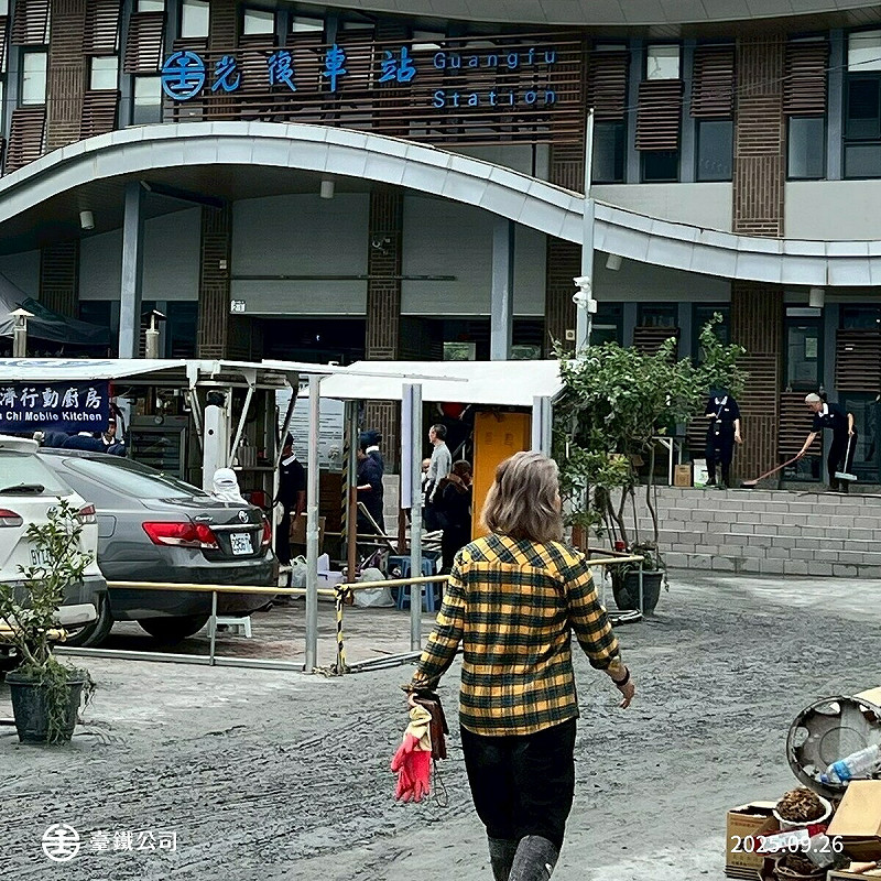 花蓮縣光復鄉遭洪水肆虐，民宅、街道滿是淤泥，全台各地志工自發性湧入協助救災。   圖：取自台鐵臉書