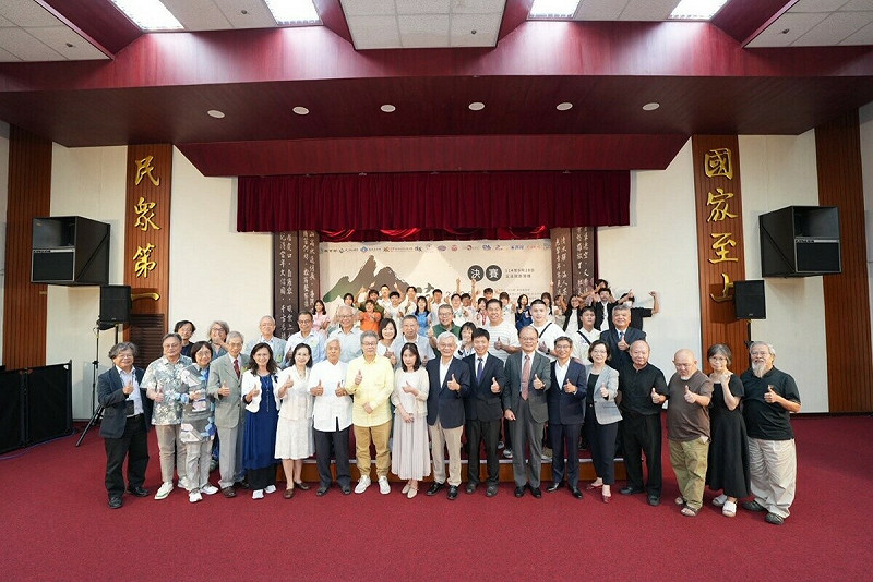 貴賓、評審與選手大合照。   圖：信民協會提供