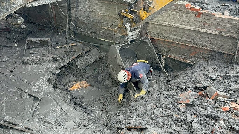 花蓮馬太鞍溪堰塞湖溢流災情累計17人死亡，失蹤人數仍維持7人。花蓮縣消防局特搜大隊28日表示，搜救組已到達佛祖街336巷位置，一度傳出有貨櫃屋內疑似有人被埋，採用重機具開挖並無尋獲。（花蓮縣消防局提供）中央社記者李先鳳傳真　114年9月28日   