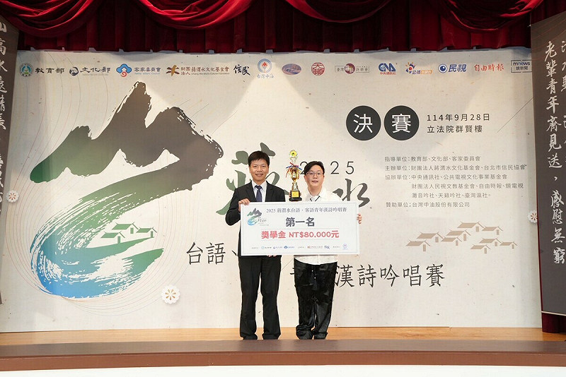 文化部林宏義主任秘書頒獎給大專組第一名國立臺灣戲曲學院歌仔戲學系吳冠廷同學   圖：信民協會提供