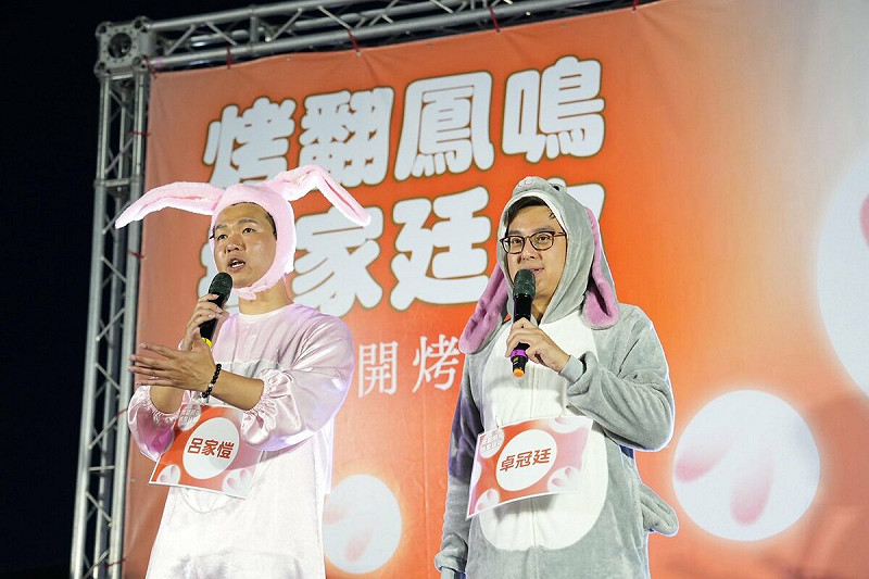 卓冠廷攜手呂家愷齊穿「兔子裝」歡度中秋節   圖：翻攝自卓冠廷臉書