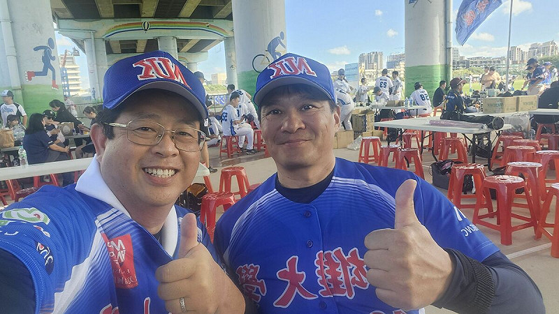 薛兆基(左)為壘球愛好者請命，提醒府城市運動資源分配失衡的警訊。   圖：薛兆基/提供