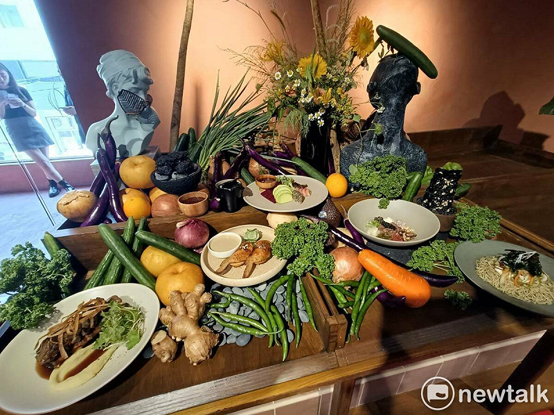尊鴻餐飲集團旗下義式料理品牌「嵩 sung」 與韓國《黑白大廚》林熙元合作主廚，推出跨界聯名企劃「有形無界 Boundless Within Form」。   圖：唐復年/攝
