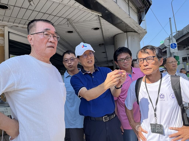 台北市公館圓環29日起改為正交路口，副市長李四川（左）視察說，車流正常，但30日上班才是考驗；並發現局部機車不敢直接左轉，將強化標示出機車左轉區。中央社記者楊淑閔攝 114年9月29日   