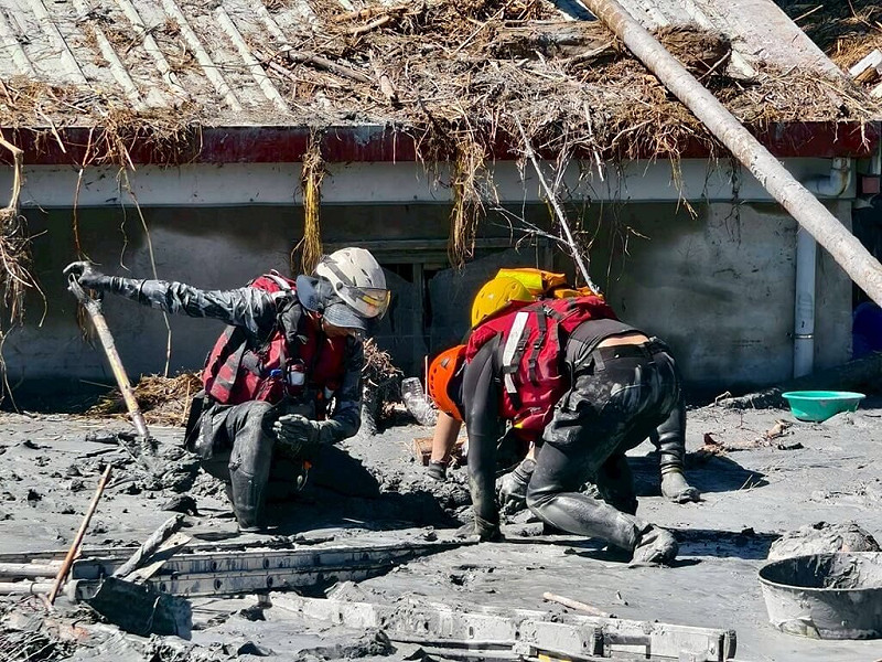 花蓮光復鄉馬太鞍溪上游堰塞湖溢流釀嚴重災情。新北市特搜隊員迅速到場，全力救援。（消防局提供）中央社記者王鴻國傳真　114年9月29日   