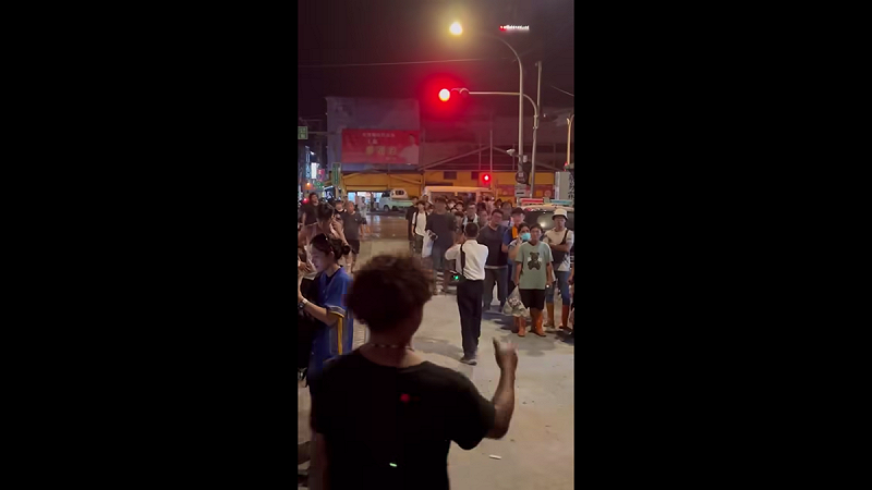 一名台鐵員工拿起大聲公廣播：「大家先上車，到站再補票即可！」短短一句話立刻引來現場歡呼聲，原本焦躁的氣氛瞬間轉為感動。   圖:翻攝自影片