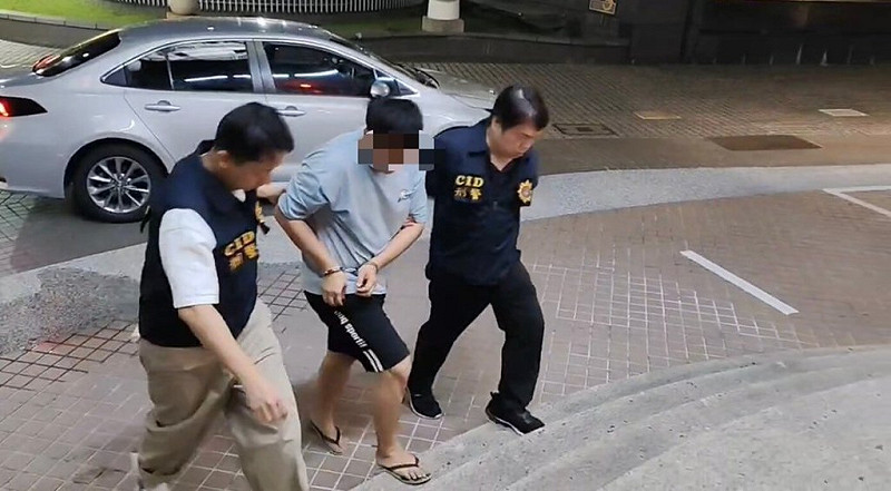27歲籃姓男子28日晚上被高雄市警察局新興分局巡邏警組發現，在中山五福路口違規停放車輛，且車內疑似散發毒品氣味，遭警方進一步盤查時，籃男竟衝撞逃逸，遭警方朝車輛開9槍後棄車逃亡；29日凌晨在台南市住家遭逮，全案依詐欺通緝解送歸案，另依妨害公務等罪嫌送辦。（高雄市警察局新興分局提供）中央社記者張已亷傳真　114年9月29日   
