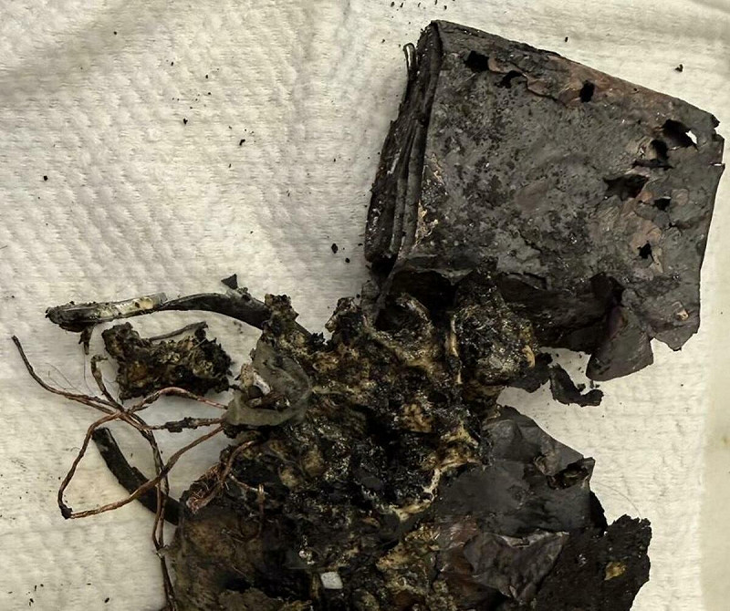 一名何姓網友表示，行動電源在自家客廳自燃起火。   圖：翻攝爆料公社公開版