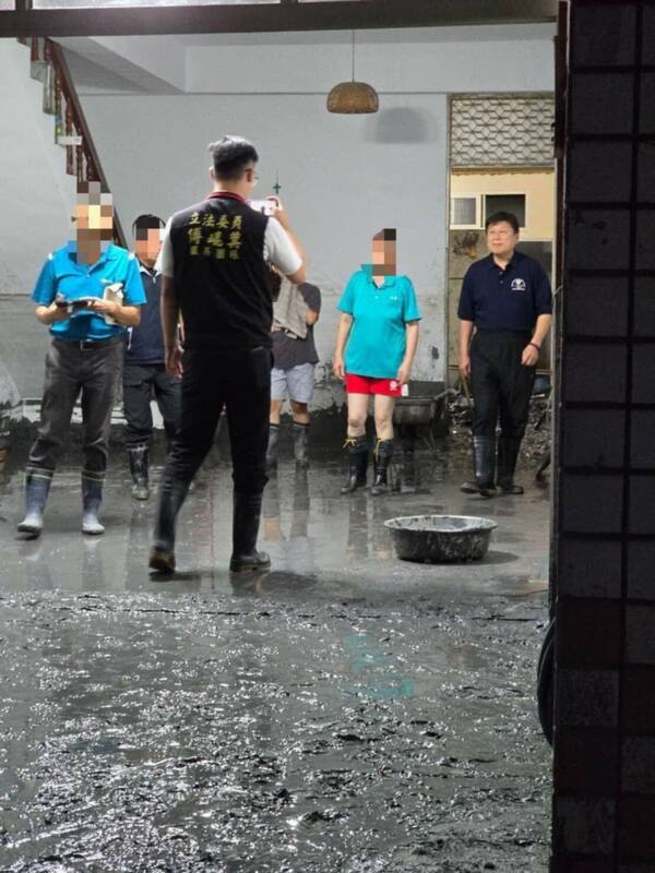 花蓮光復鄉因強颱樺加沙侵襲，導致馬太鞍溪堰塞湖潰流，造成嚴重洪患，多戶民宅受損，災民忙於清理家園。對此，國民黨立委傅崐萁日前赴災區視察，但其行為引發部分民眾不滿，質疑「擺拍作秀」。   圖:翻攝自Lâu Thiat Uí臉書