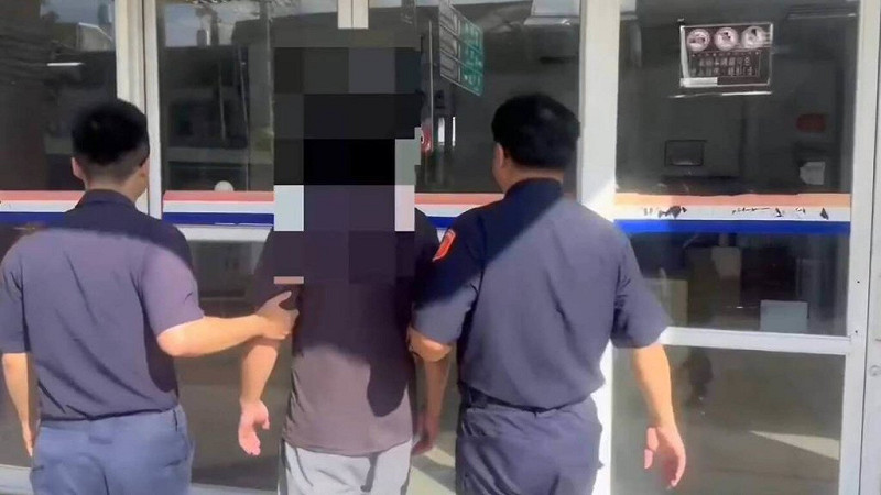 屏東縣崁頂鄉陳姓男子疑因長期不滿鄰居的狗吠叫，29日晚間持利器將狗刺死。警方將陳男查處到案並通報動保處，全案依違反動物保護法移送屏東地檢署偵辦。（屏東縣政府警察局東港分局提供）中央社記者黃郁菁傳真 114年9月29日   