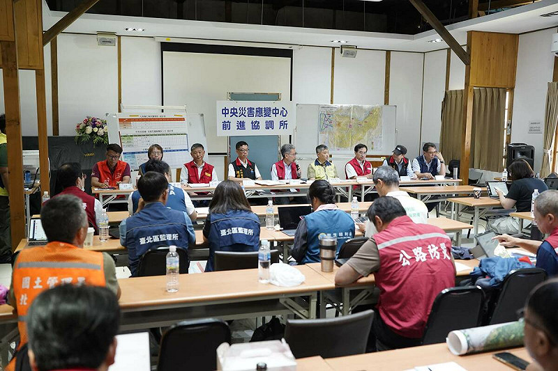 行政院強調，中央已在光復車站設立志工分配站，協助各地志工投入救援。   圖：行政院提供