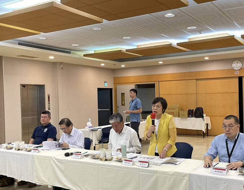 內政部29日在台大校友會館舉辦「馬太鞍堰塞湖防災對策-從緊急應變到中長期治理的整合規劃研討會」，邀集召集人、前內政部長李鴻源（左3）和教授游景雲（右1）所主持的台大團隊，與相關部會進行專業研討，運用科技防災研擬對策方案。圖右2為內政部長劉世芳。（消防署提供）中央社記者黃麗芸傳真　114年9月29日   