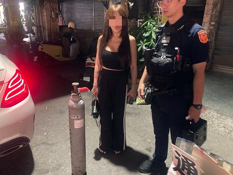 廖姓女子28日晚間駕車行經桃園市中壢區，疑似精神不濟向左偏移，撞擊對向2車後逕自駛離，警方迅速將廖女帶回，並於車內查獲笑氣鋼瓶，詢後依公共危險及肇事逃逸等罪嫌依法偵辦。（桃園市警局中壢分局提供）中央社記者吳睿騏桃園傳真　114年9月29日   