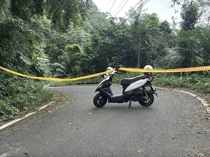 李姓男子28日在新竹縣橫山鄉南坪古道揮舞刀械作勢攻擊民眾，遭員警開槍中彈傷重不治。橫山警分局29日報請檢察官相驗；檢方指出，將擇期解剖遺體，確認槍傷部位及死因。圖為現場拉起封鎖線。（民眾提供）中央社記者管瑞平傳真　114年9月29日   