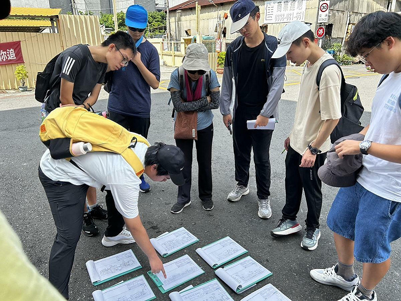 地理科老師設計野外實察課程供同學實戰演練。   圖：高雄市教育局/提供