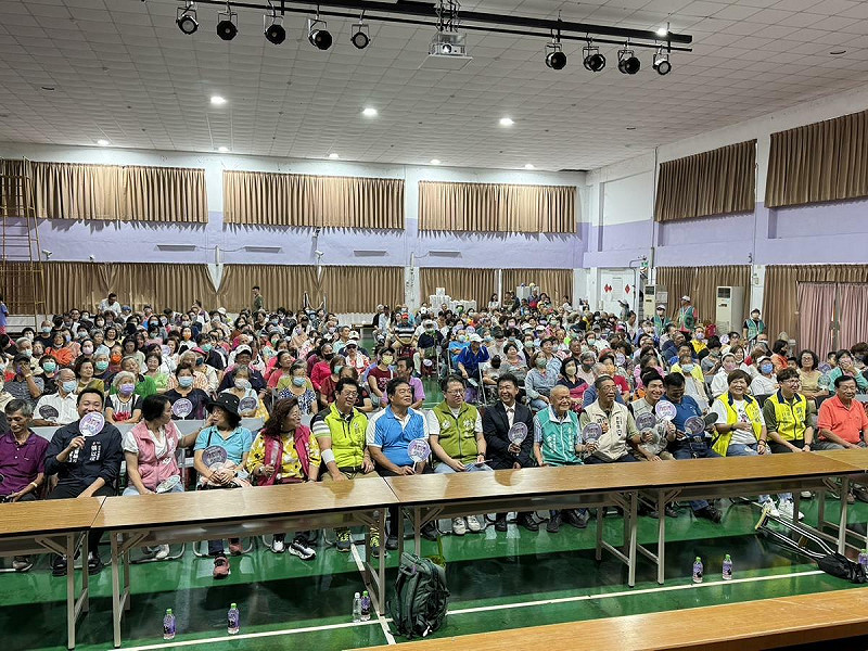 許智傑率先搶攻藍營票倉，在左營崇實自助里聯合活動中心舉辦市民見面會，500位市民擠爆會場。   圖：許智傑辦公室/提供