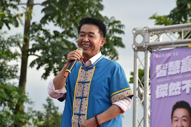 許智傑穿上客家傳統藍衫，在美濃天后宮市民見面會與鄉親搏感情。   圖：許智傑辦公室/提供