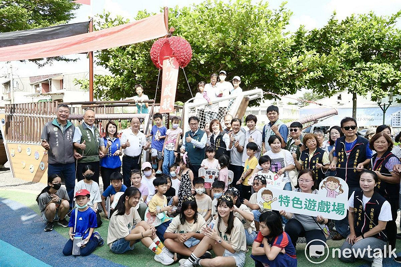 北區區公所今日舉辦「北區特色公園─兒童嘉年華」，台南市長黃偉哲特別到場與市民一同開箱福安公園「綠谷海盜船」與成功公園「森林迷宮編織網」2座遊戲場，並邀請「慢慢來教育市集」的孩子們分享自己體驗心得，以及未來對遊戲場的夢想。   圖：台南市政府提供