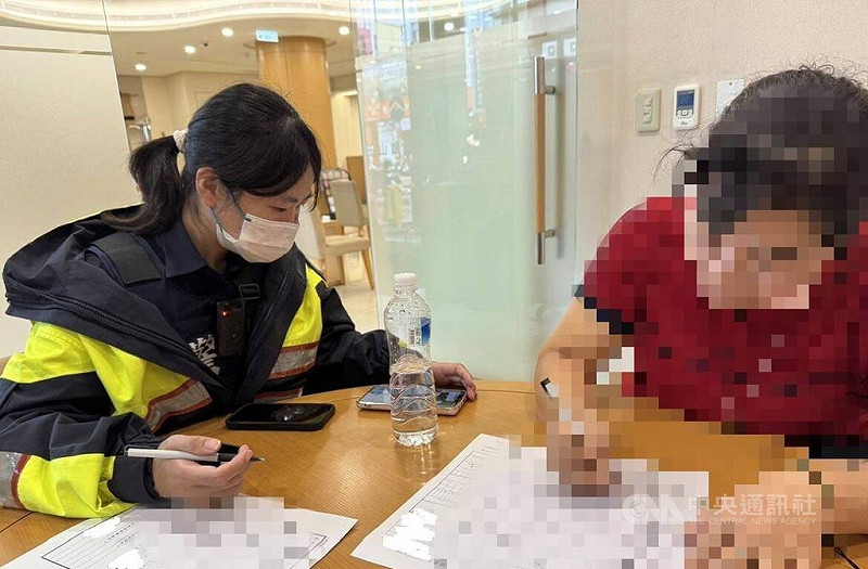 台中林姓女子（右）日前認識男網友，聊天後陷入網戀，對方邀請林女一同經營網拍生意，她前往銀行欲匯款新台幣200萬元投資款至男網友的指定帳戶，行員發現有異通報警方，最後成功阻詐。（翻攝照片）中央社記者蘇木春傳真　114年9月29日   
