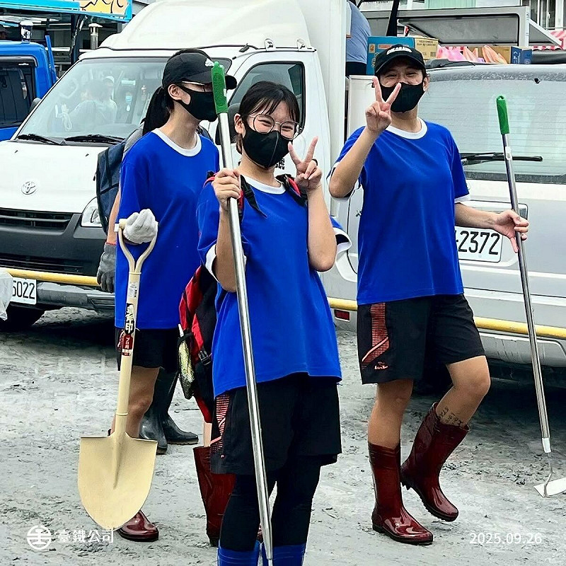 花蓮志工救災遭酸民批評，陳志金籲「至少別添亂」，石明謹嗆「不服就來鏟泥巴」，力挺志工貢獻。   圖：台鐵／提供