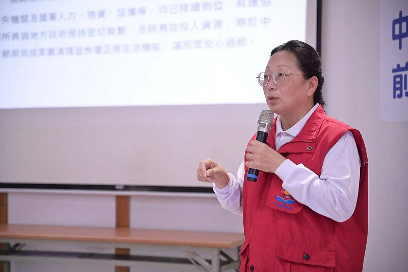 花蓮縣長徐榛蔚今（29）日下午在前進指揮中心宣布，迄今全國捐款累積超過7100萬元，縣府決定「全數」發放給光復鄉約1800戶受災居民   圖:翻攝自徐榛蔚臉書