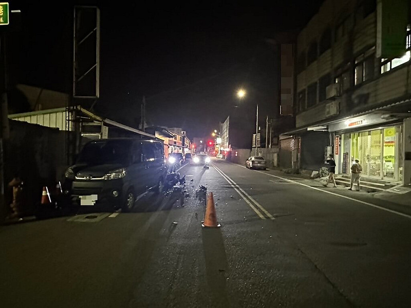 苗栗縣苑裡鎮世界路一段日前發生車禍，吳姓男騎士不明原因自撞停放路旁的自小客貨車，送醫搶救不治。警方指出，自小客貨車林姓車主涉及違規停放車輛，詳細肇事原因及責任歸屬仍待調查釐清。（警方提供）中央社記者管瑞平傳真　114年9月29日   