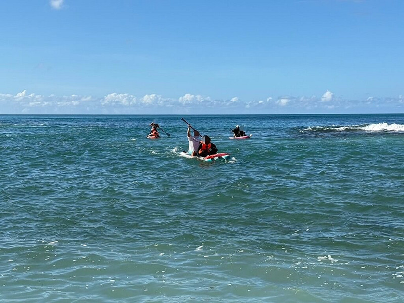 適逢教師節連假，屏東縣恆春地區湧入大量遊客戲水，29日上午萬里桐海域海流強勁，有2組浮潛遊客遭離岸流帶離，海巡人員協調業者以SUP救援。（海巡署南部分署第六岸巡隊提供）中央社記者黃郁菁傳真　114年9月29日   