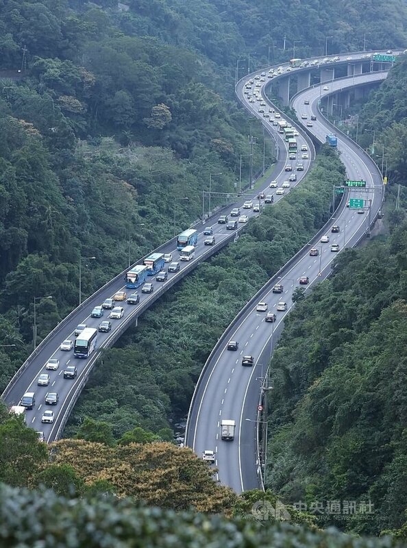 教師節連假29日迎來收假日，傍晚出現收假北返車潮，其中國道5號北向宜蘭-坪林為交通部高速公路局預判重點壅塞路段之一。中央社記者郭日曉攝　114年9月29日   