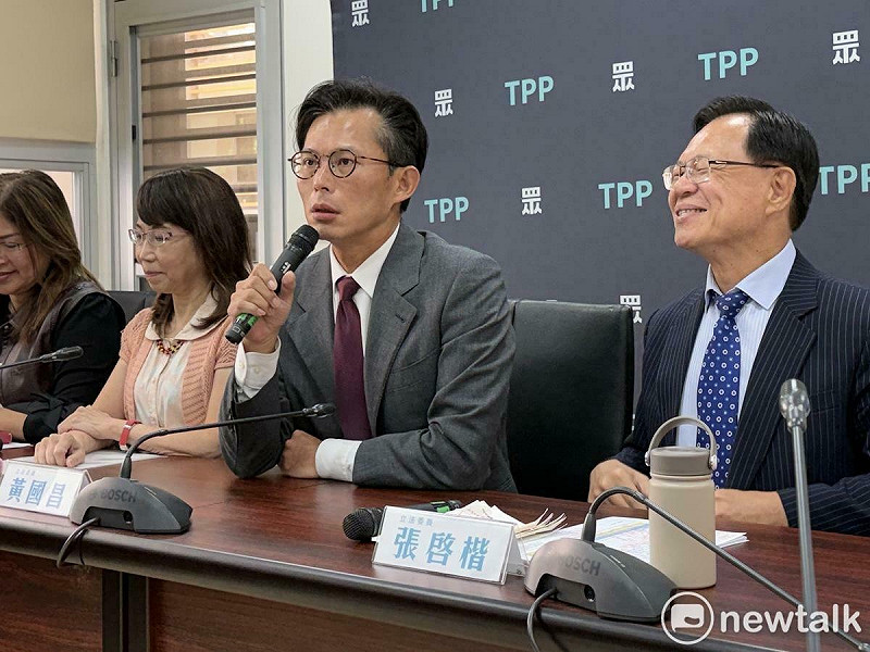 民眾黨主席兼黨團總召黃國昌（中）、副總召張啓楷（右）、幹事長陳昭姿（左）。   圖：周煊惠 / 攝
